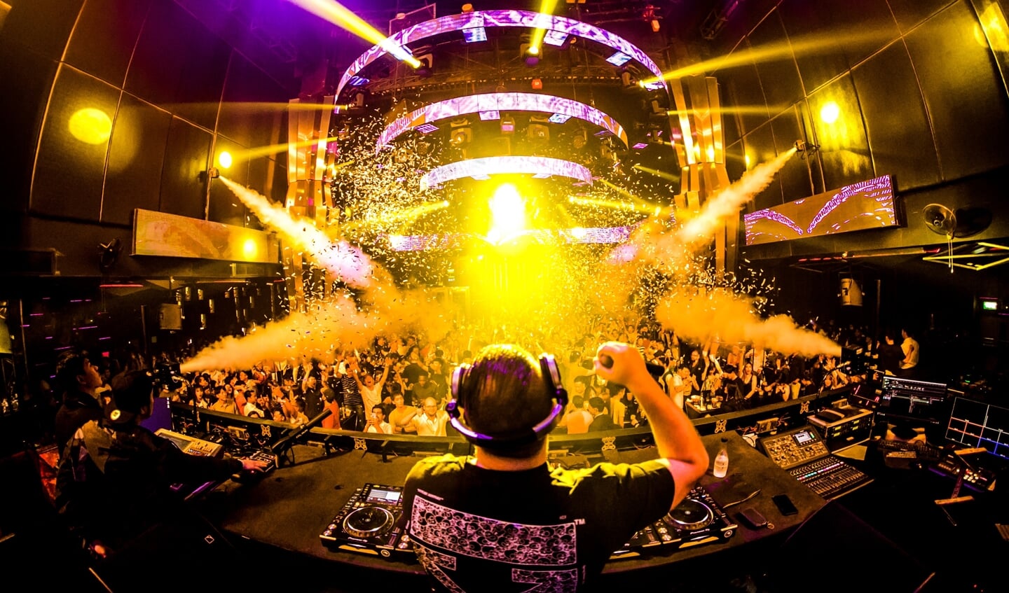 DJ Renato S. tijdens een optreden in Thailand.