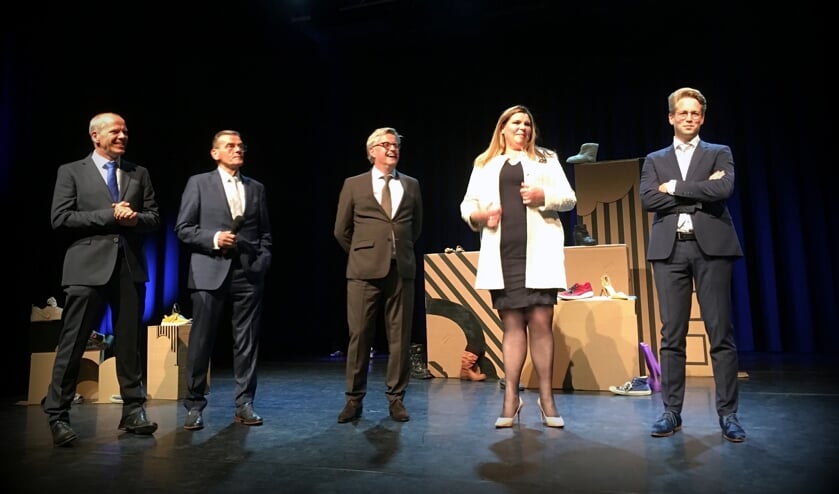 De complete Alphense wethoudersploeg, vlnr Gert-Jan Schotanus, Gerard van As, Gert van den Ham, Anouk Noordermeer en Relus Breeuwsma.