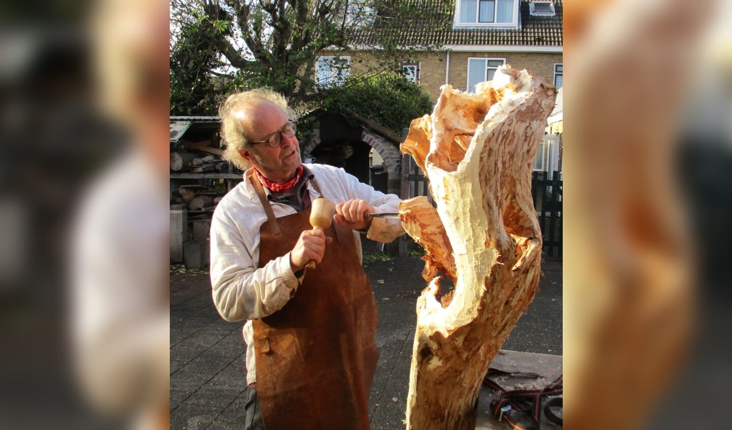 Kunstenaars demonstreren de kunst van het houtsnijden.