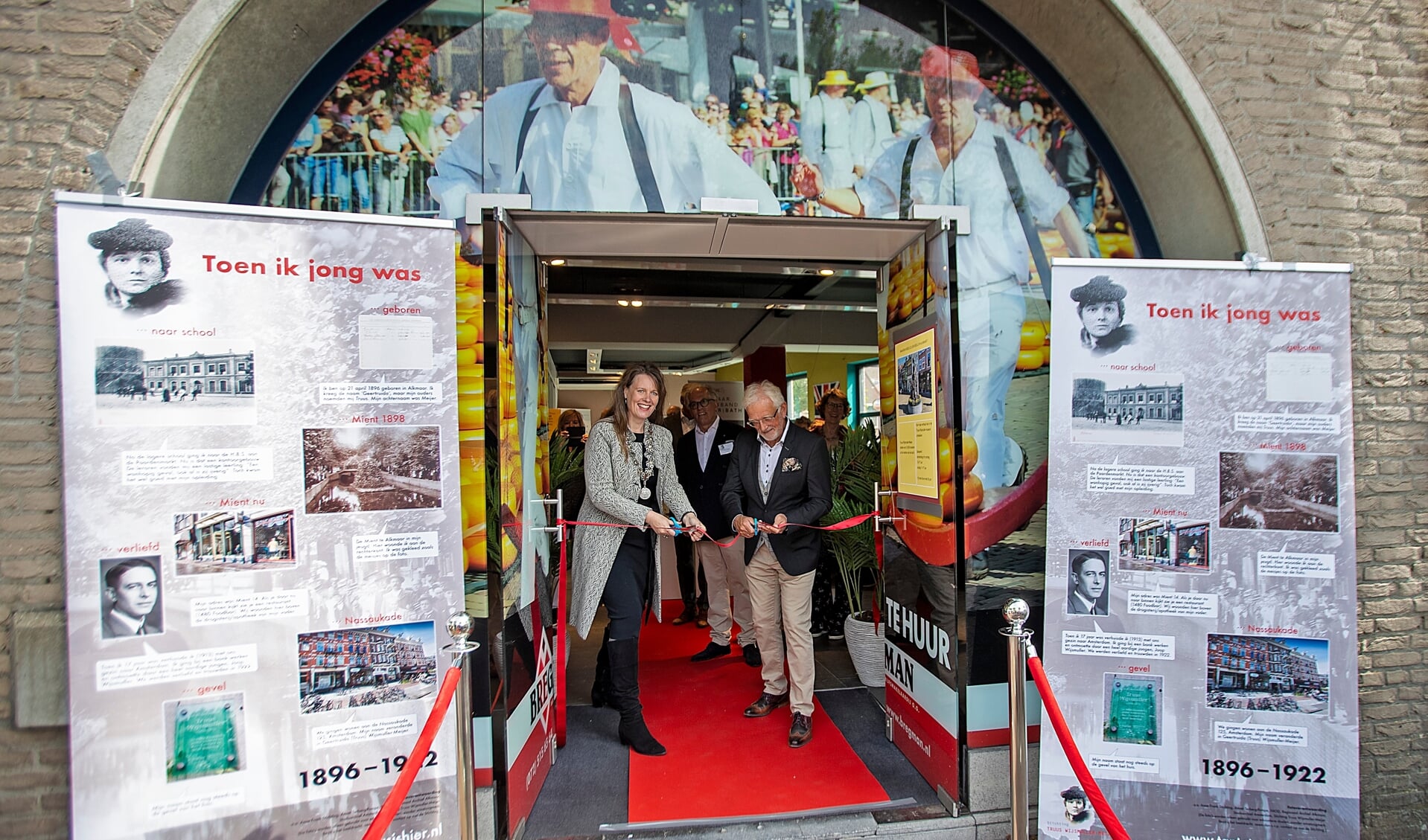 Burgemeester Anja Schouten en oud-burgemeester Piet Bruinooge openen het pop-up Truus Wijsmuller museum.