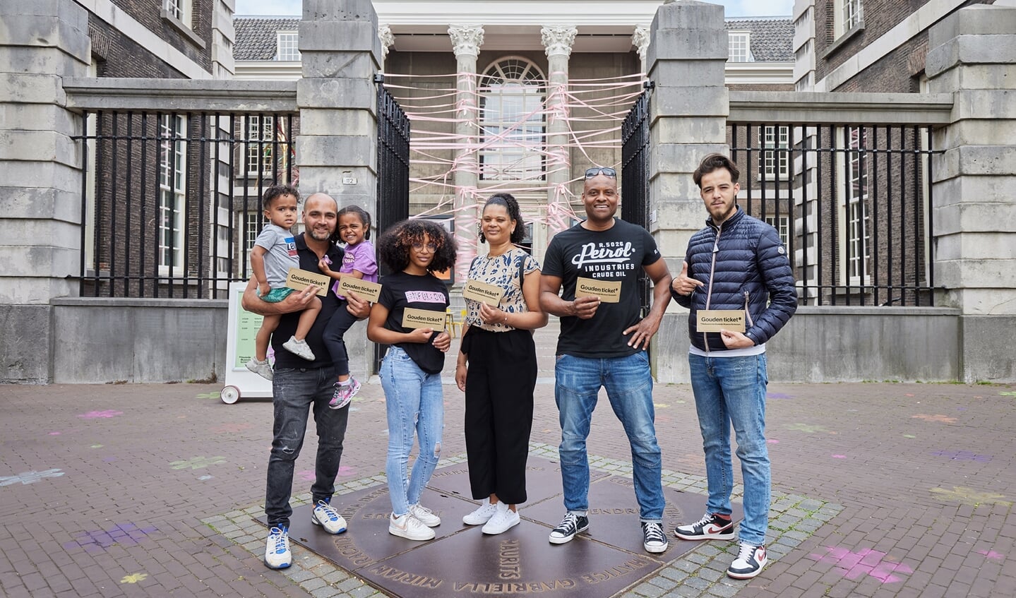 V.l.n.r.: Mitso met Kellan en Ziva, Lyalynn, Antonia, Remey en Kerem met hun gouden ticket bij het Stedelijk Museum Schiedam.