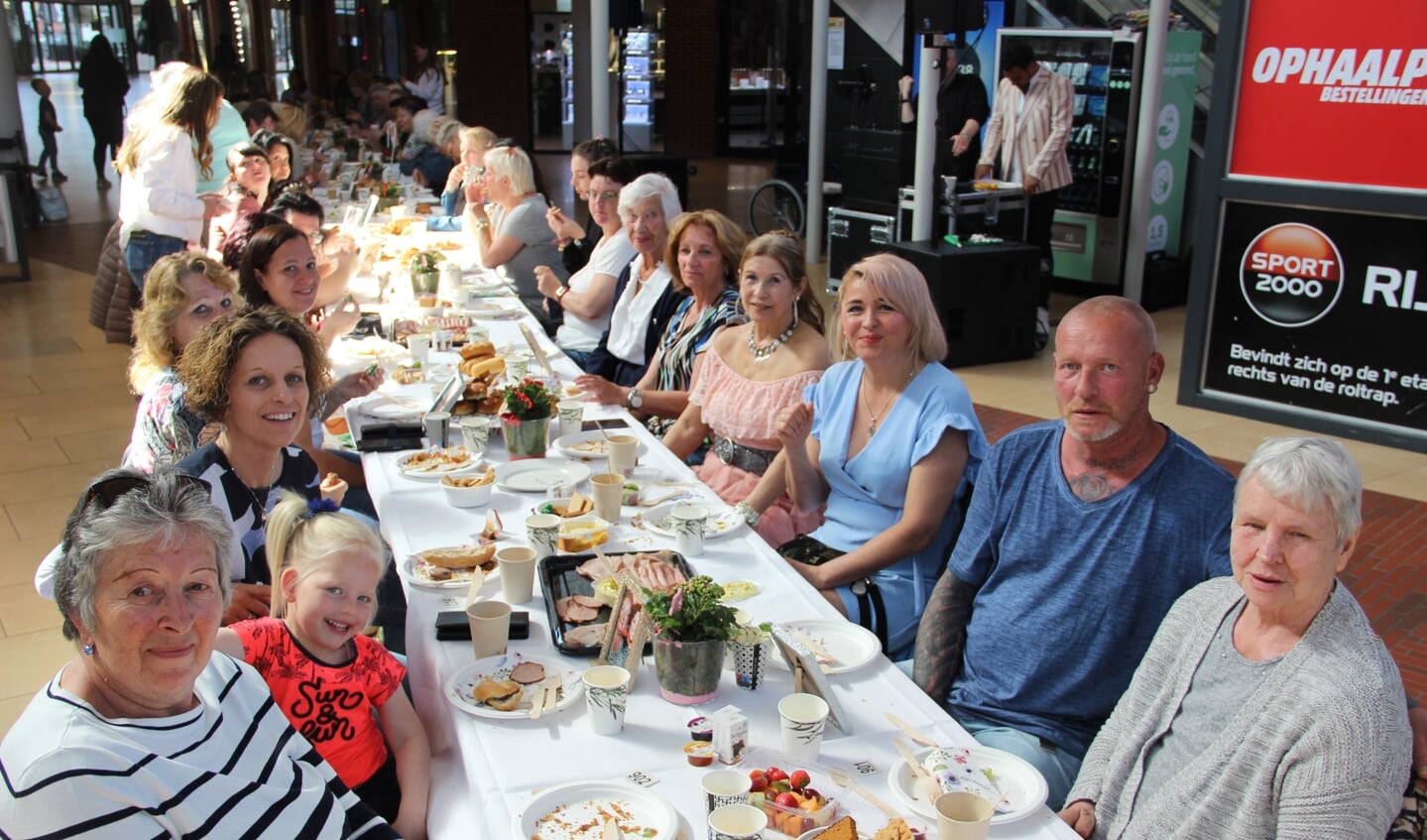 Tientallen lieve moeders werden op de ochtend van Moederdag in het zonnetje gezet met een goed verzorgd ontbijt, verzorgd door winkeliers in Bogaard Stadscentrum.