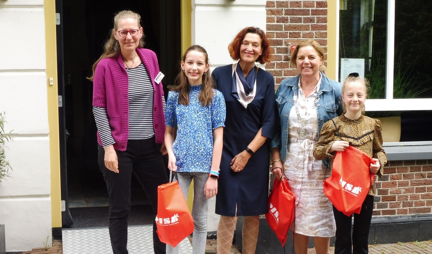 V.l.n.r.: coördinator Susanne Dekkers, Julka van ’t Hof, voorzitter Marjolijn Dölle, Monique Bonsen en Amber Beentjes.