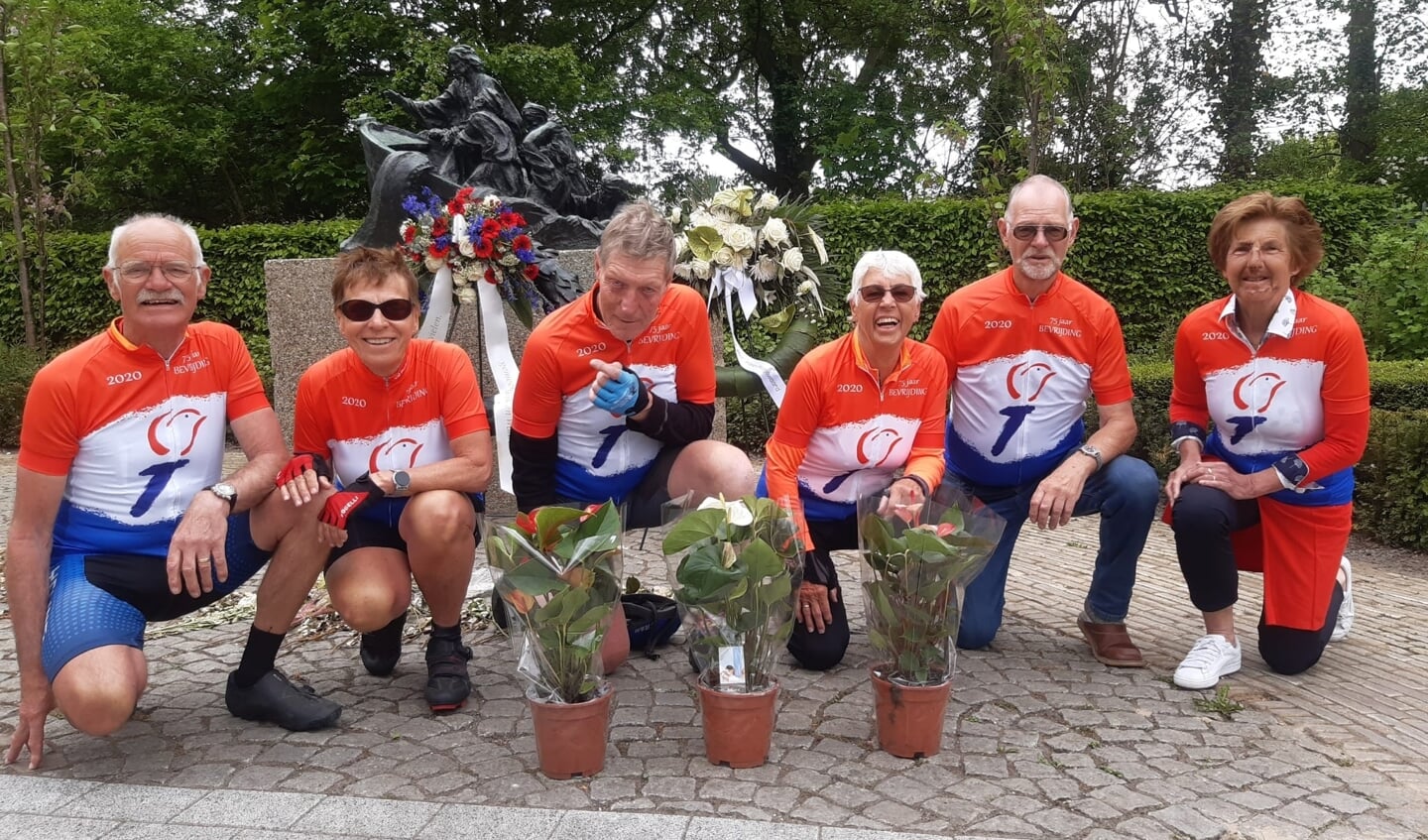 De zes dappere fietsers die op symbolische wijze het vrijheidsvuur van Normandië naar Heerhugowaard brachten.