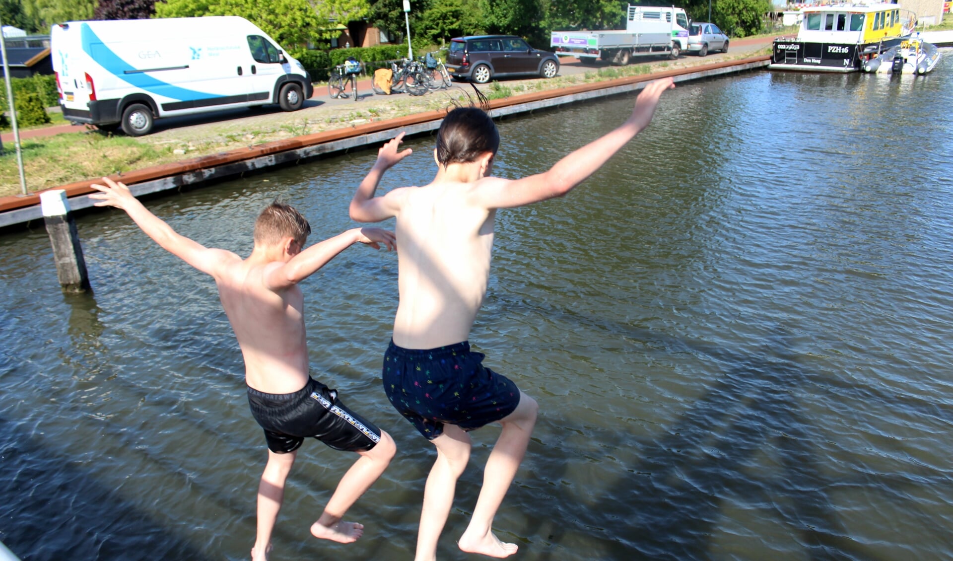 Tico en Olaf (allebei 13) hebben hun eerste echte brugspringdag van het jaar, bij de Boskoopse Otwegwetering