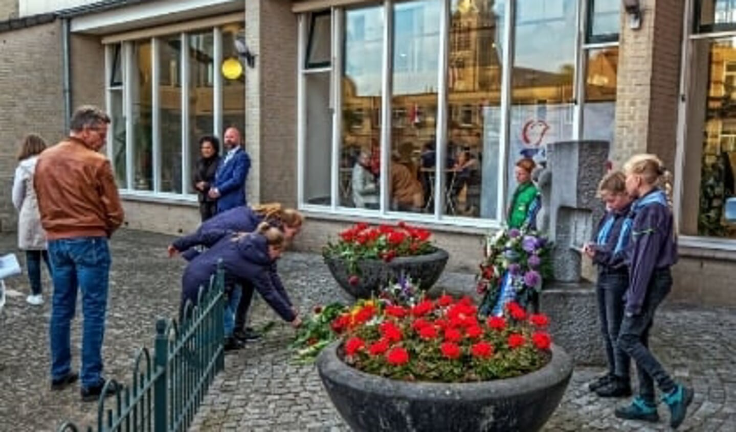 Bloemen leggen ter nagedachtenis.