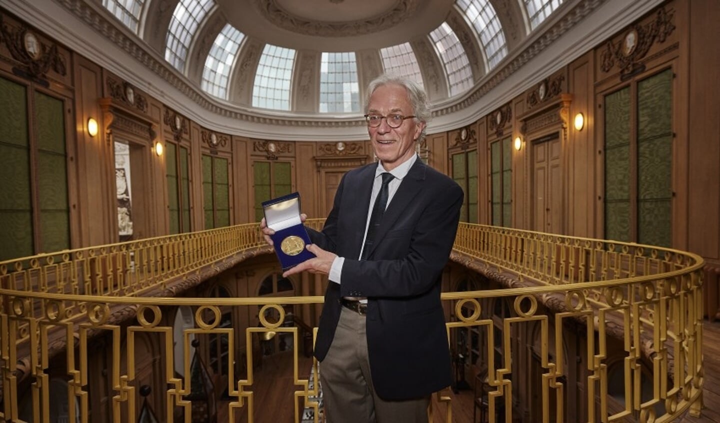 Peter Tomson ontvangt de gouden prijspenning van de Teylers Stichting.