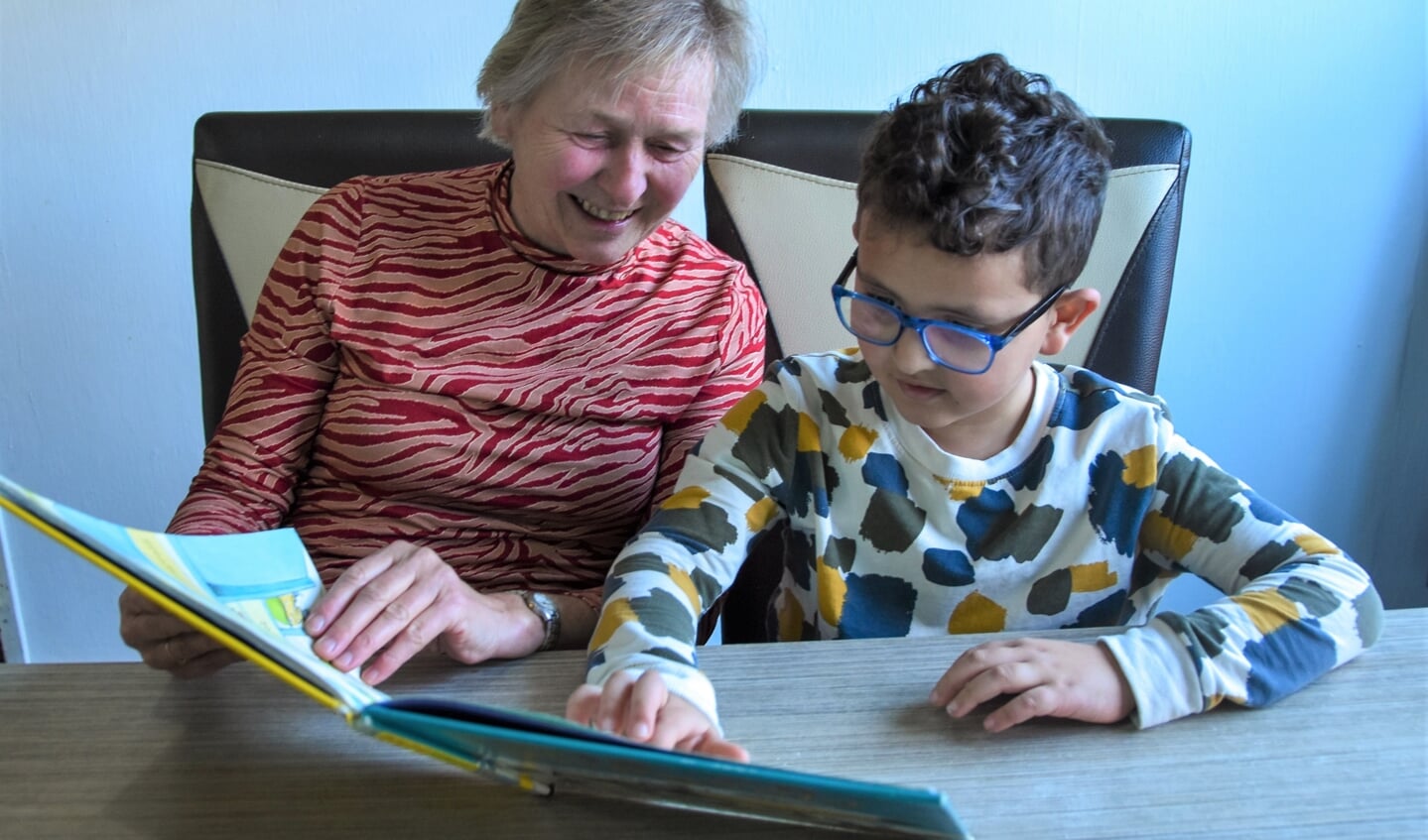 Vrijwilligers gaan langs bij gezinnen om voor te lezen en spelletjes te spelen.