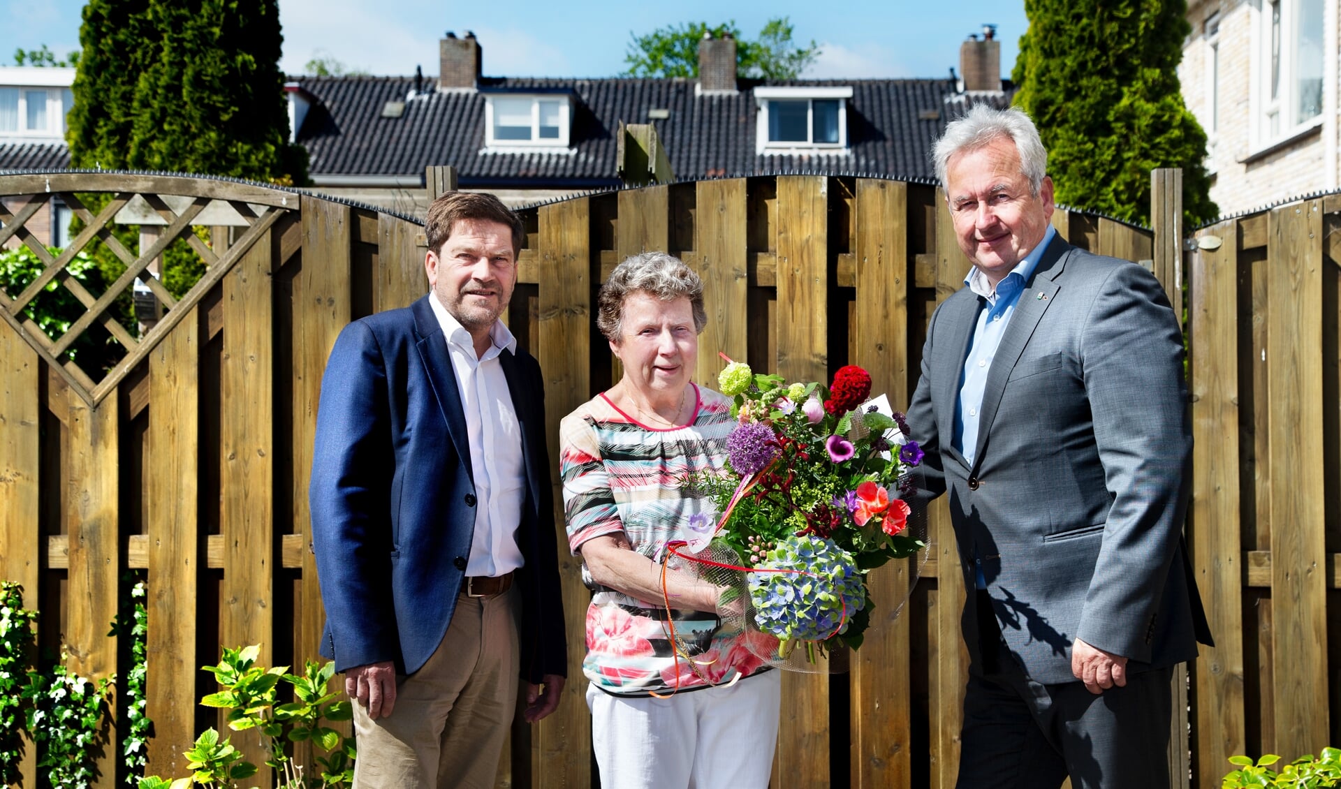Wethouder Ben van der Stee (r.) en Wilfried Stribos (l.) op bezoek bij mevrouw Voogd in de Oranjebuurt.