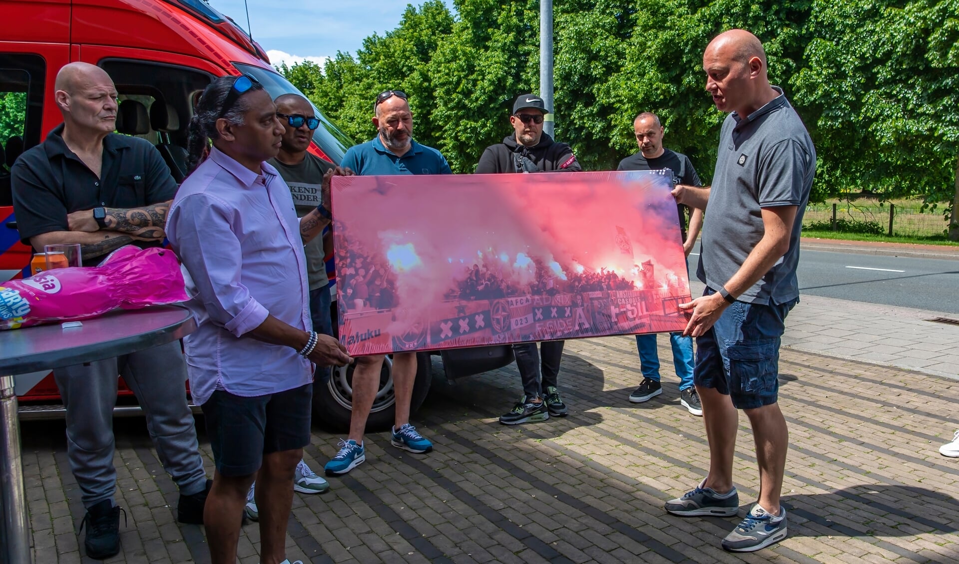 Uit handen van Seal, namens alle groeperingen binnen Ajax, mocht het team van de Brandweer een prachtig canvasdoek in ontvangst nemen. 