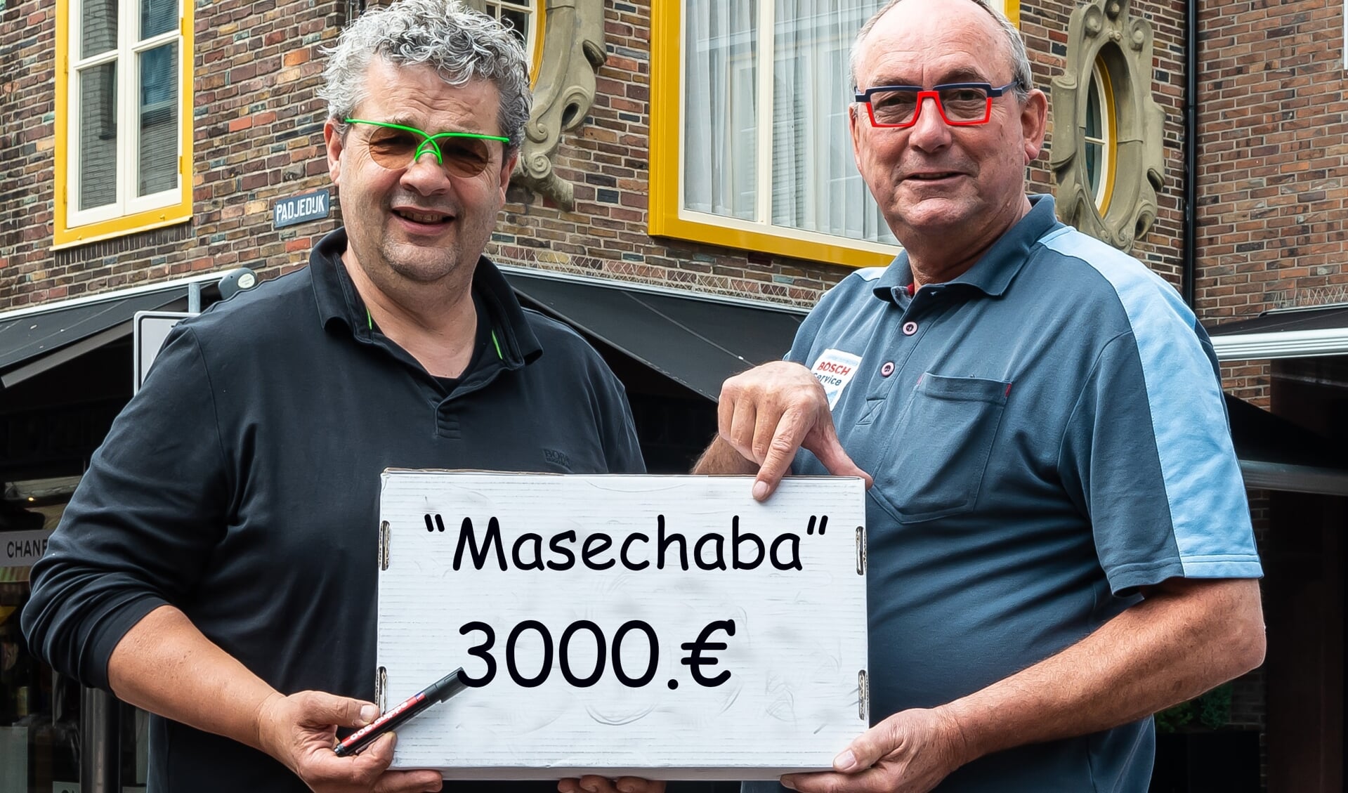 Jan Wals (rechts) overhandigt de cheque van € 3.000,- aan Bert Koopman. 