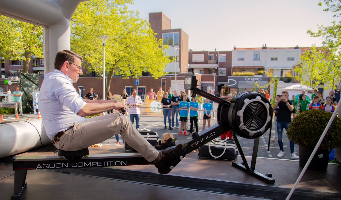 Burgemeester Bouke Arends trapte deze roeichallenge af.