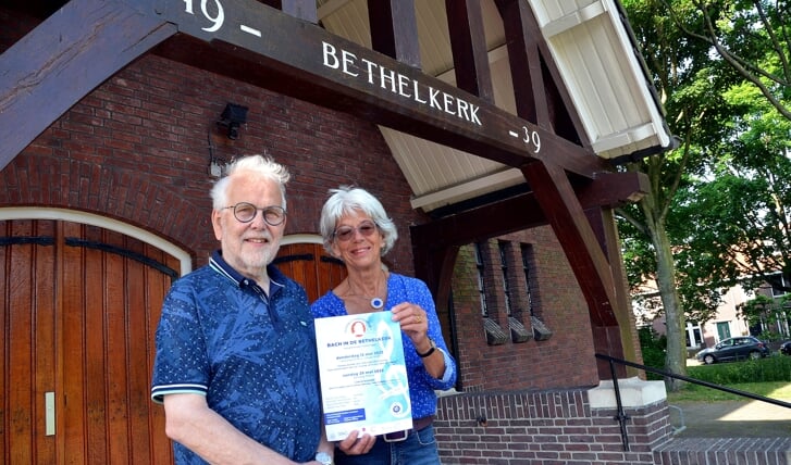 Hans Treurniet en Alies Spliet bij de Bethelkerk waar de Cantatedienst zal worden gehouden.