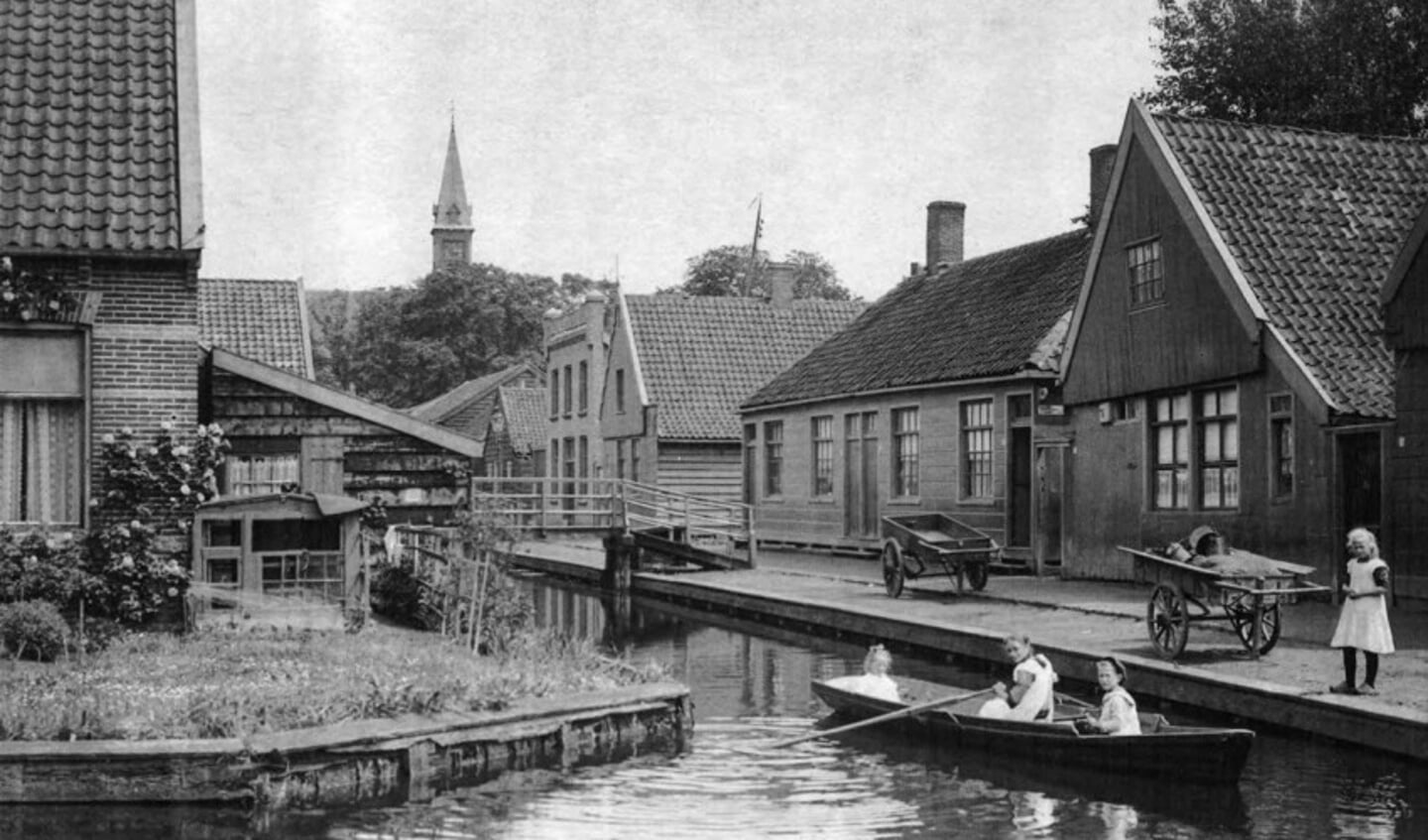Het Langepad, begin 19e eeuw met de smederij van Pielkenrood tussen de andere huizen en werkplaatsen. 