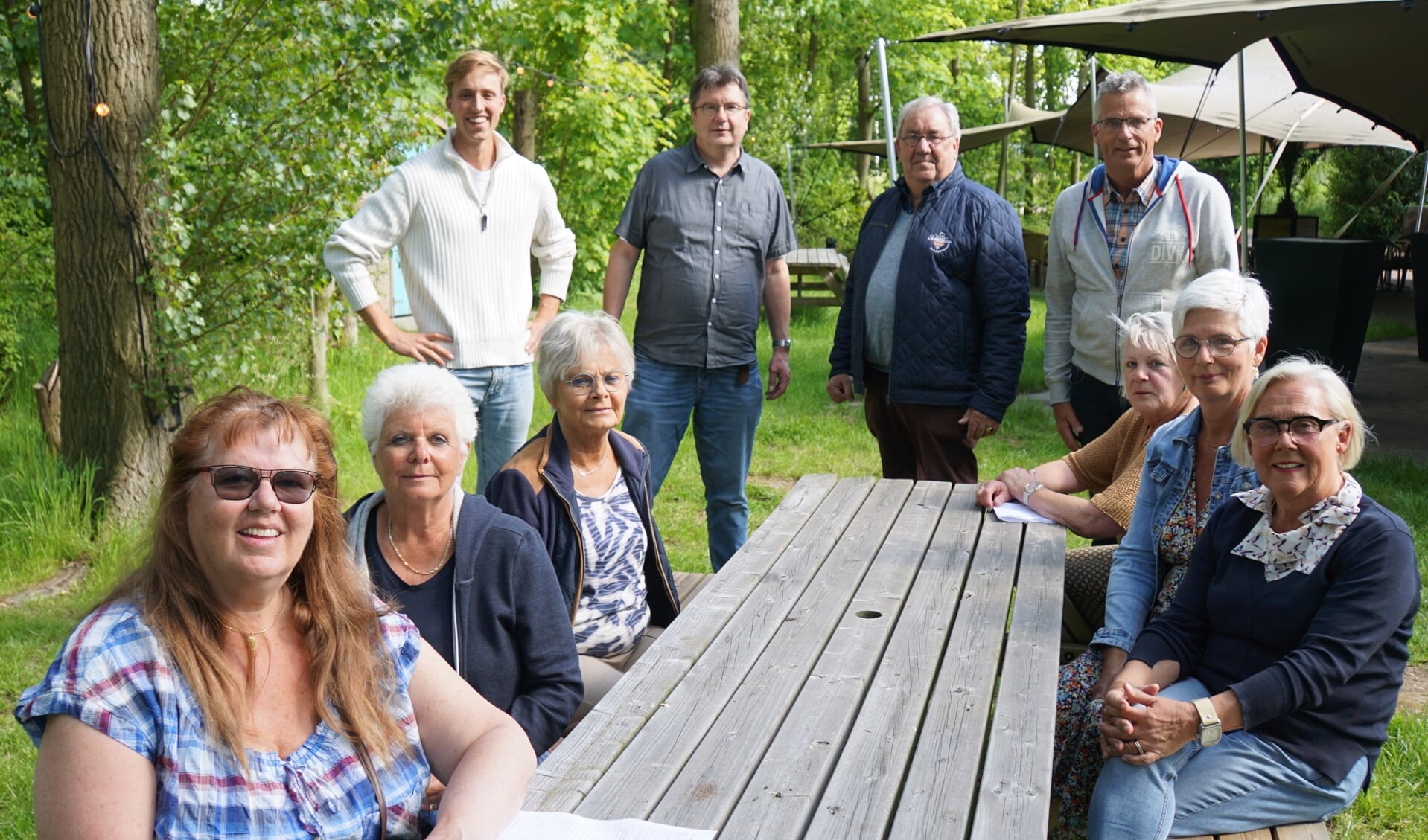 Jan Wilmer, staande rechts, heeft een keur van zangkoren weten te strikken voor een zangfestijn op de Buitenplaats.