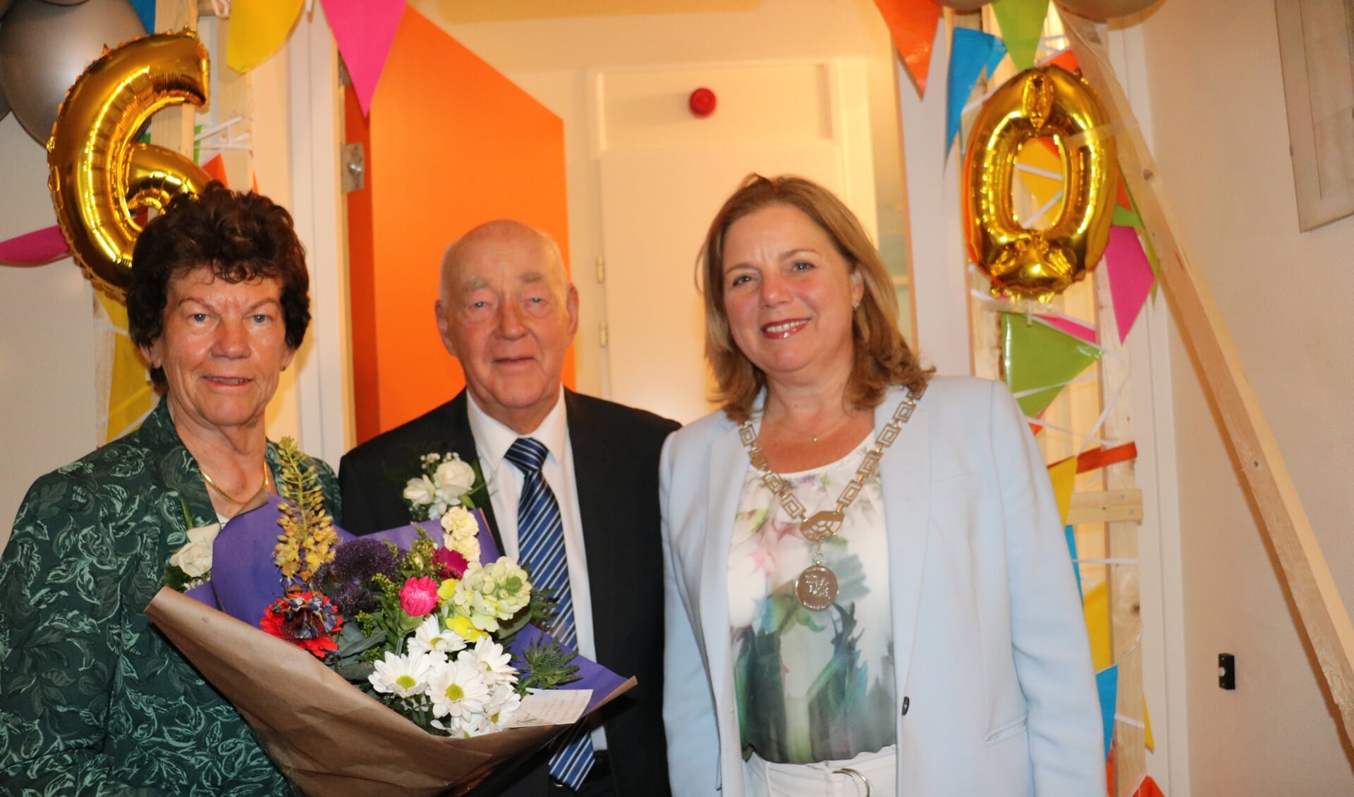 Gré en Gé werden door burgemeester Bonsen gefeliciteerd met hun diamanten huwelijk.