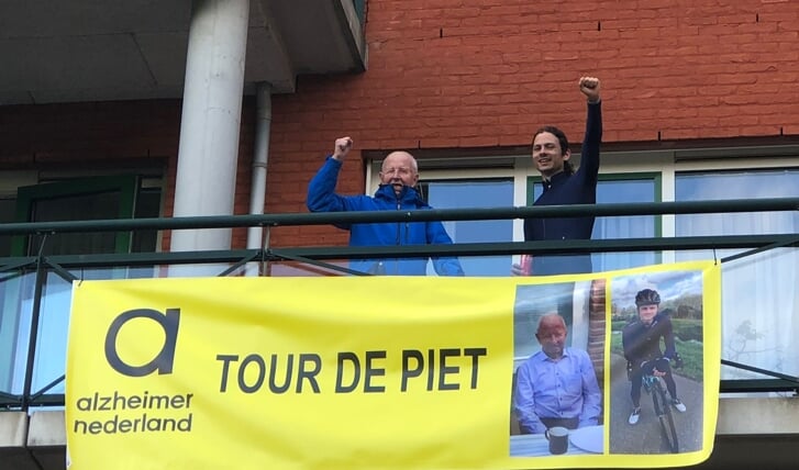 Samen juichen op het balkon van Piet na Franks fietstocht van ruim 200 kilometer naar Rijswijk.