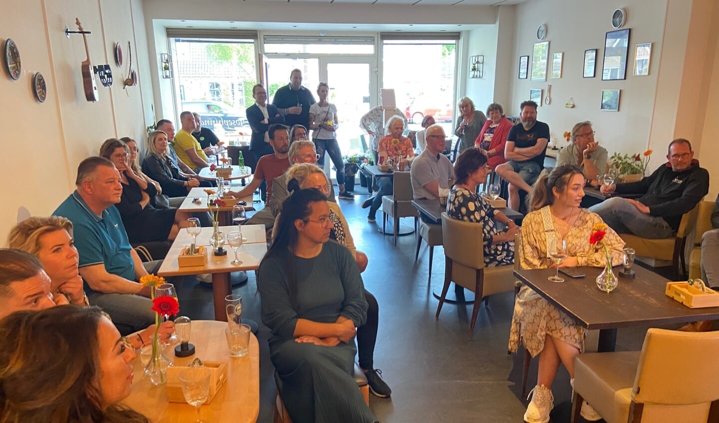 De ondernemers waren in groten getale naar Josephinna's Café gekomen voor de bijeenkomst.