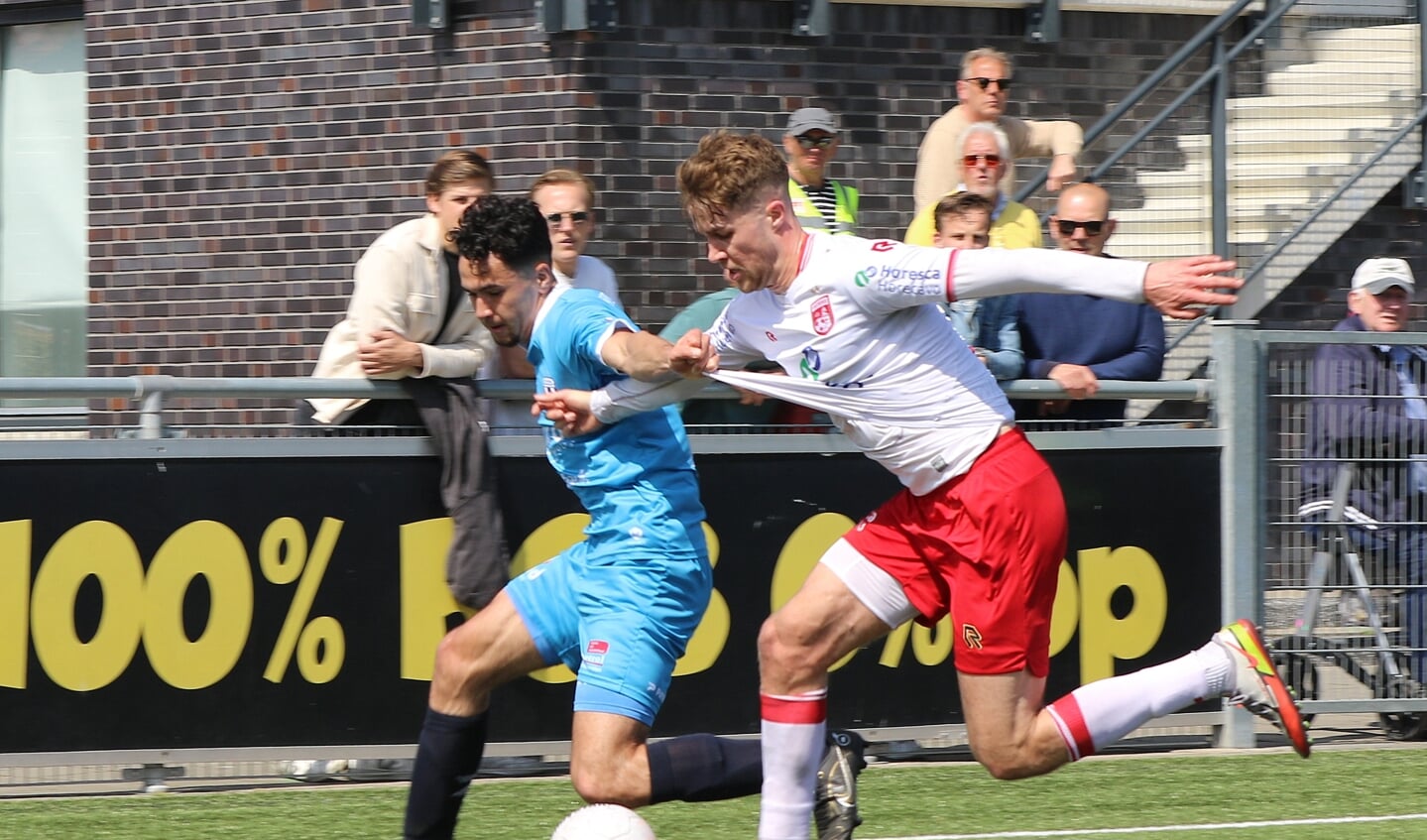 Calvin Tureaij test de kwaliteit van het Noordwijk shirt.
