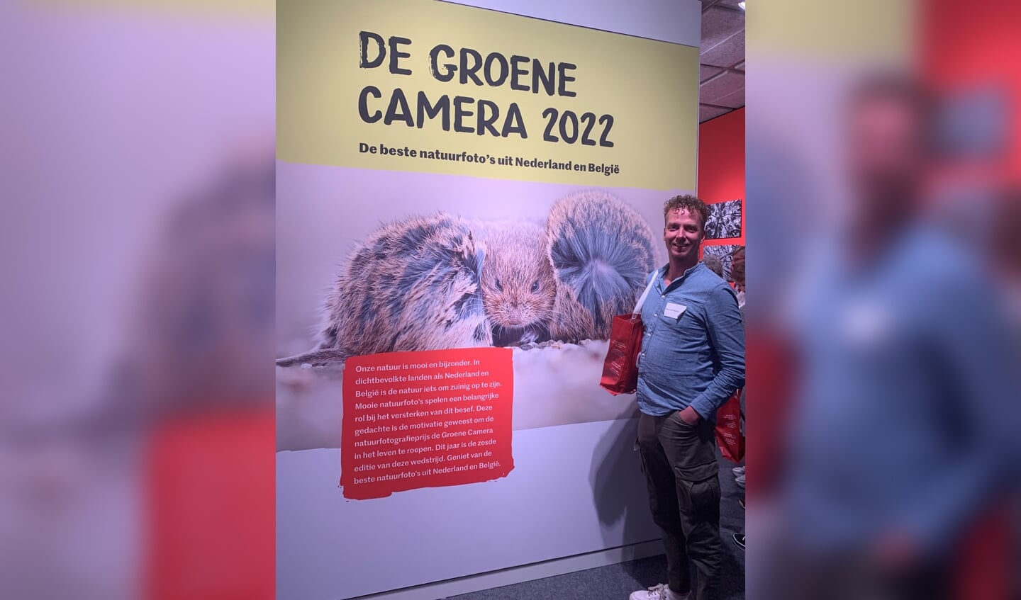 Marcel van Kammen bij zijn winnende natuurfoto bij tentoonstelling De Groene Camera
