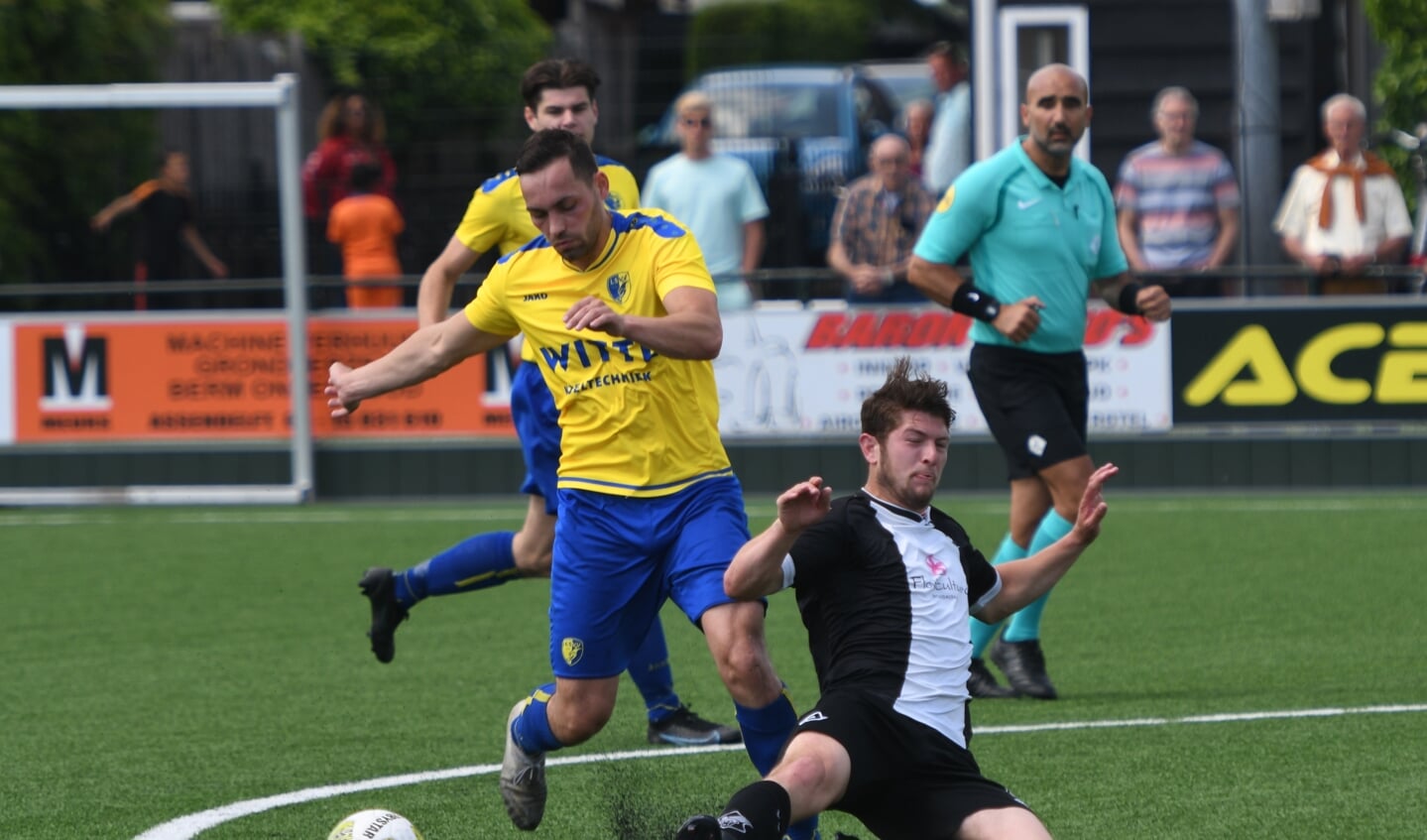 De speler van Assendelft probeert met een sliding op de bal de bal af te pakken van LSVV’er Tom Melten.