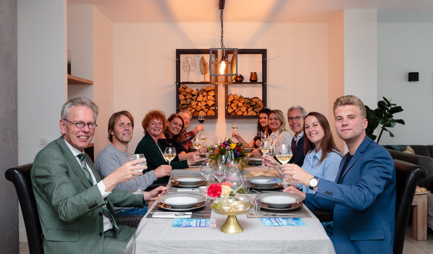 'Proost', roepen de tafelgenoten in koor.