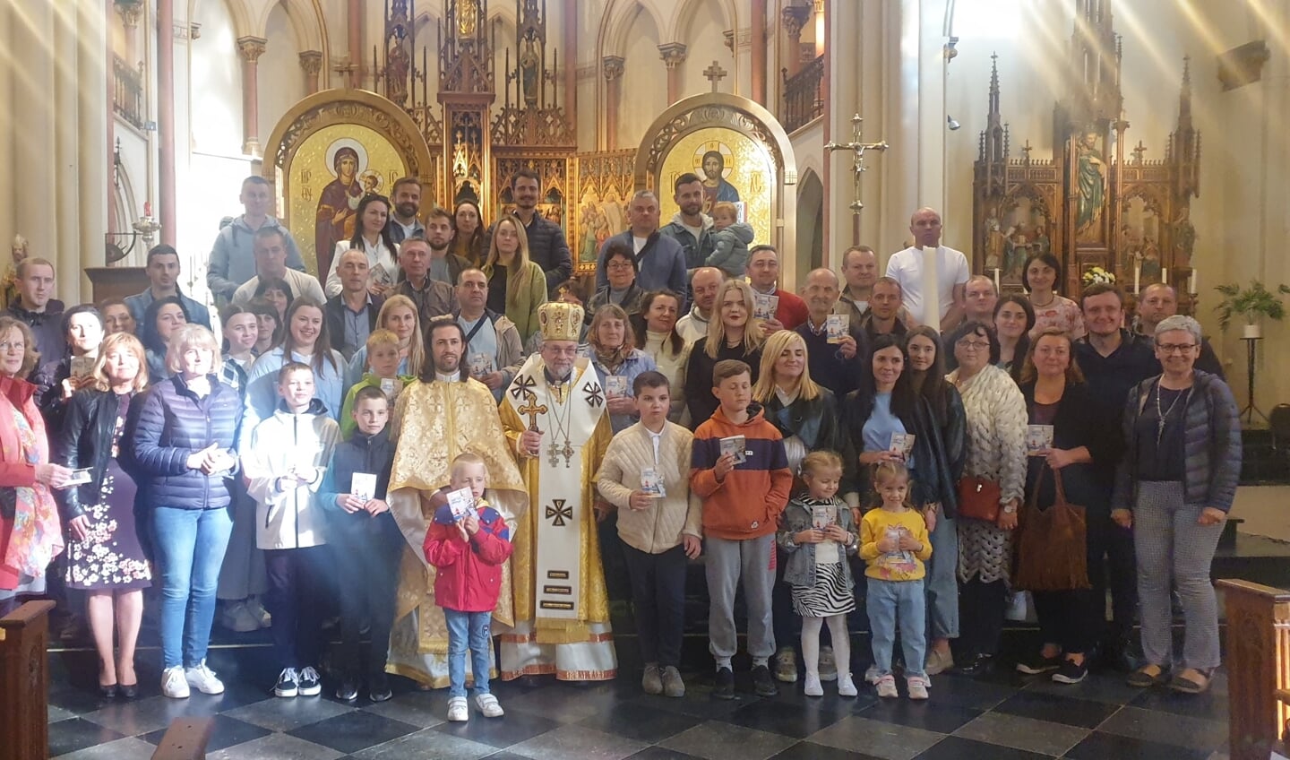 Na afloop van de Oekraïense viering in de Bonifatiuskerk op 8 mei. Links op de foto Liesbeth Kromhout en in het midden de priester en bisschop van de Oekraïense kerk.