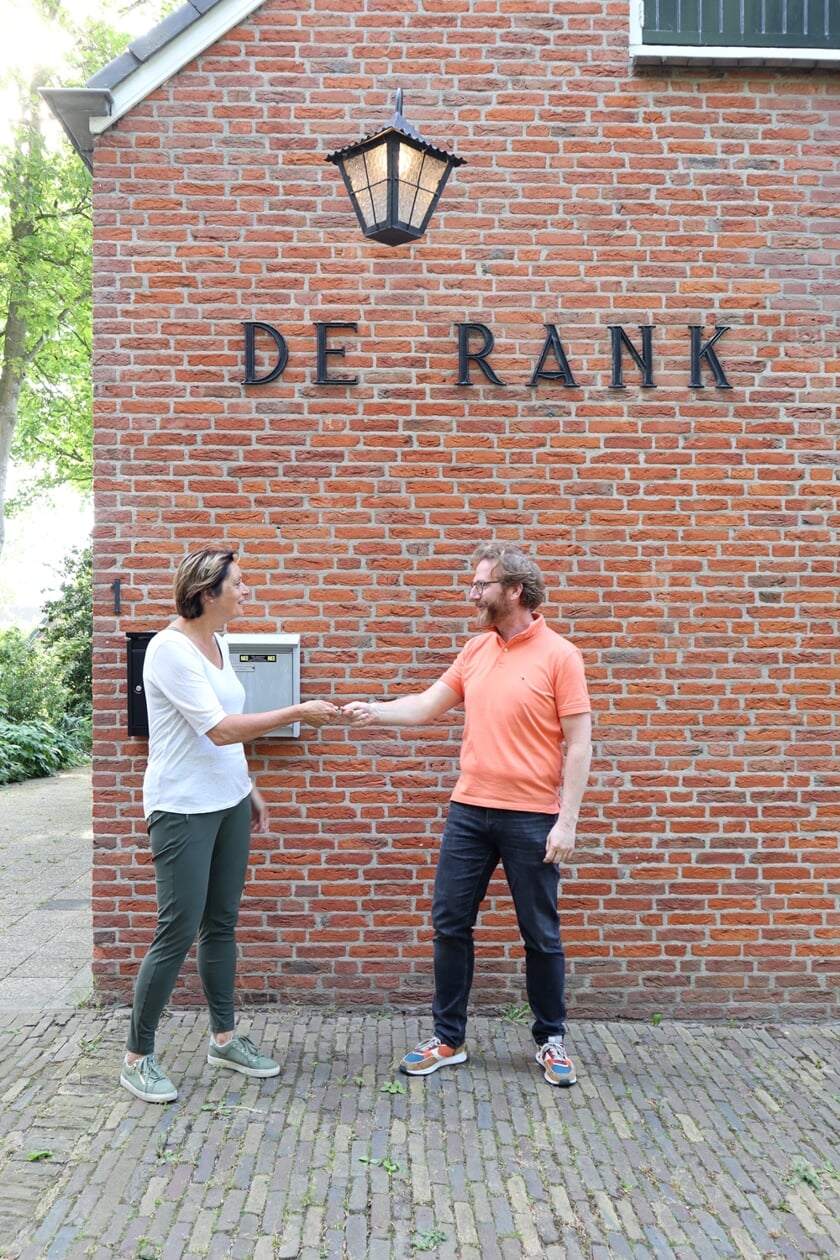 Claudia Honselaar van de Kunstkerk en Marco Blom van De Rank slaan de handen ineen.