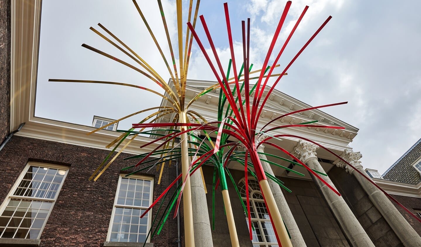 Drie meterhoge prikkers van kunstenaar Onno Poiesz op het plein van het Stedelijk museum Schiedam.