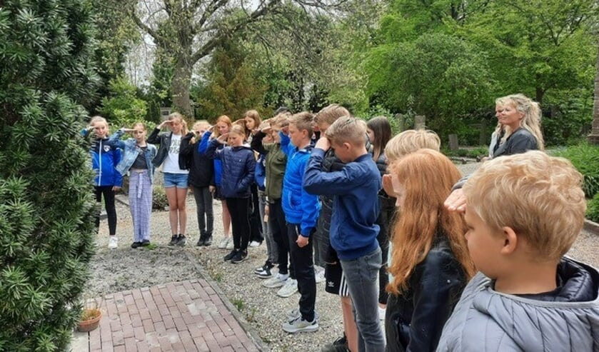 Groep 8 besloot spontaan te salueren voor de onbekende soldaat.