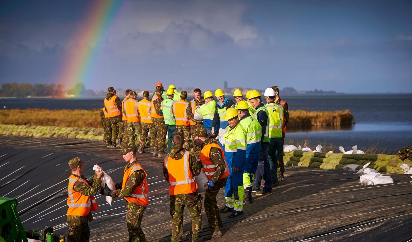 In 2016 hielden het hoogheemraadschap, Defensie en de veiligheidsregio's een grote oefening op Marken. Het inpakken van een dijk tegen eroderende wateroverslag was ook toen onderdeel van de oefening.