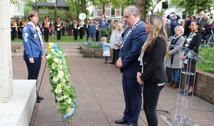 Burgemeester Bas Verkerk en wethouder Larissa Bentvelzen leggen een krans bij het monument voor de gevallenen.