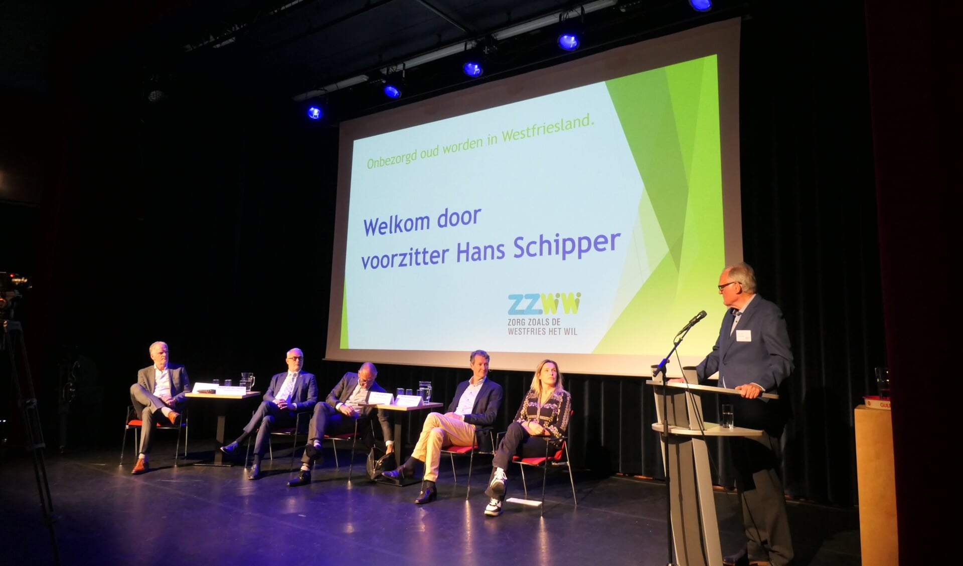 De bijeenkomst werd geopend door Hans Visser (r).