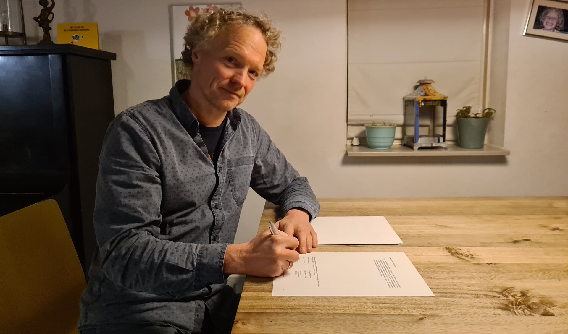Michiel Richards ondertekent zijn eerste uitgeefcontract bij Godijn Publishing. 