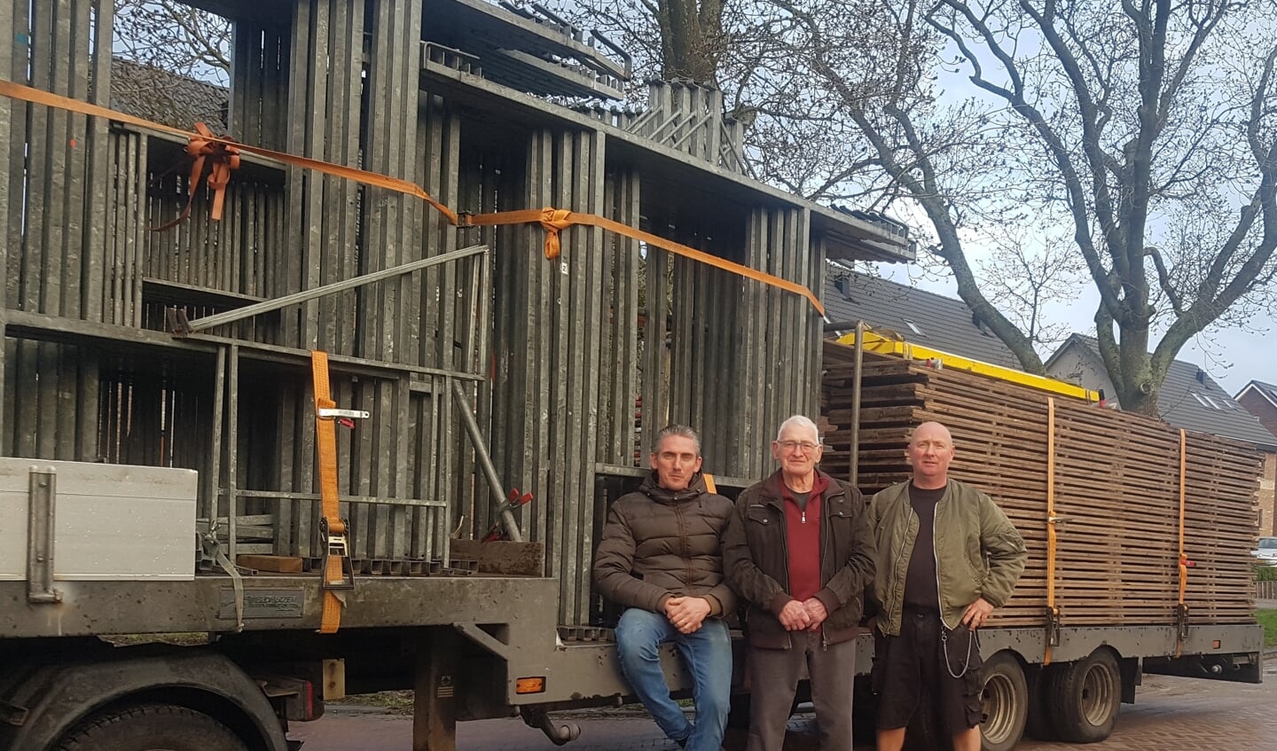 Paul, Harry en Erik Modder voor de aanhanger met marktkramen.