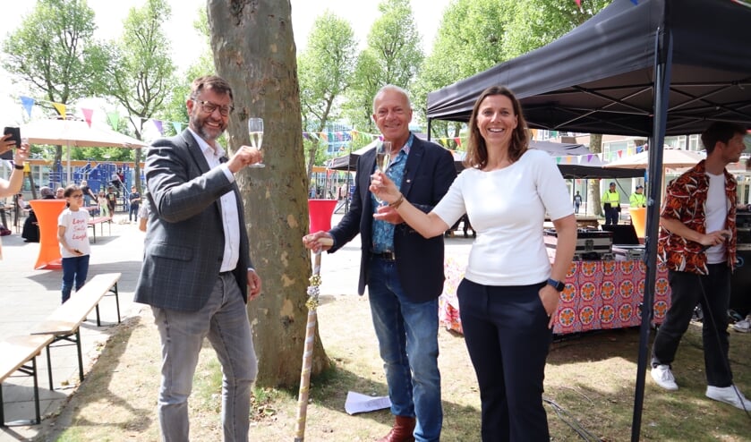 Egbert Dekker, manager Vastgoed bij de Alliantie, Ronald Mauer, stadsdeelbestuurder Nieuw-West en Paulina Logchies, directeur van Logchies Renovatie & Onderhoud toasten op het succes van de Staalmanbuurt.