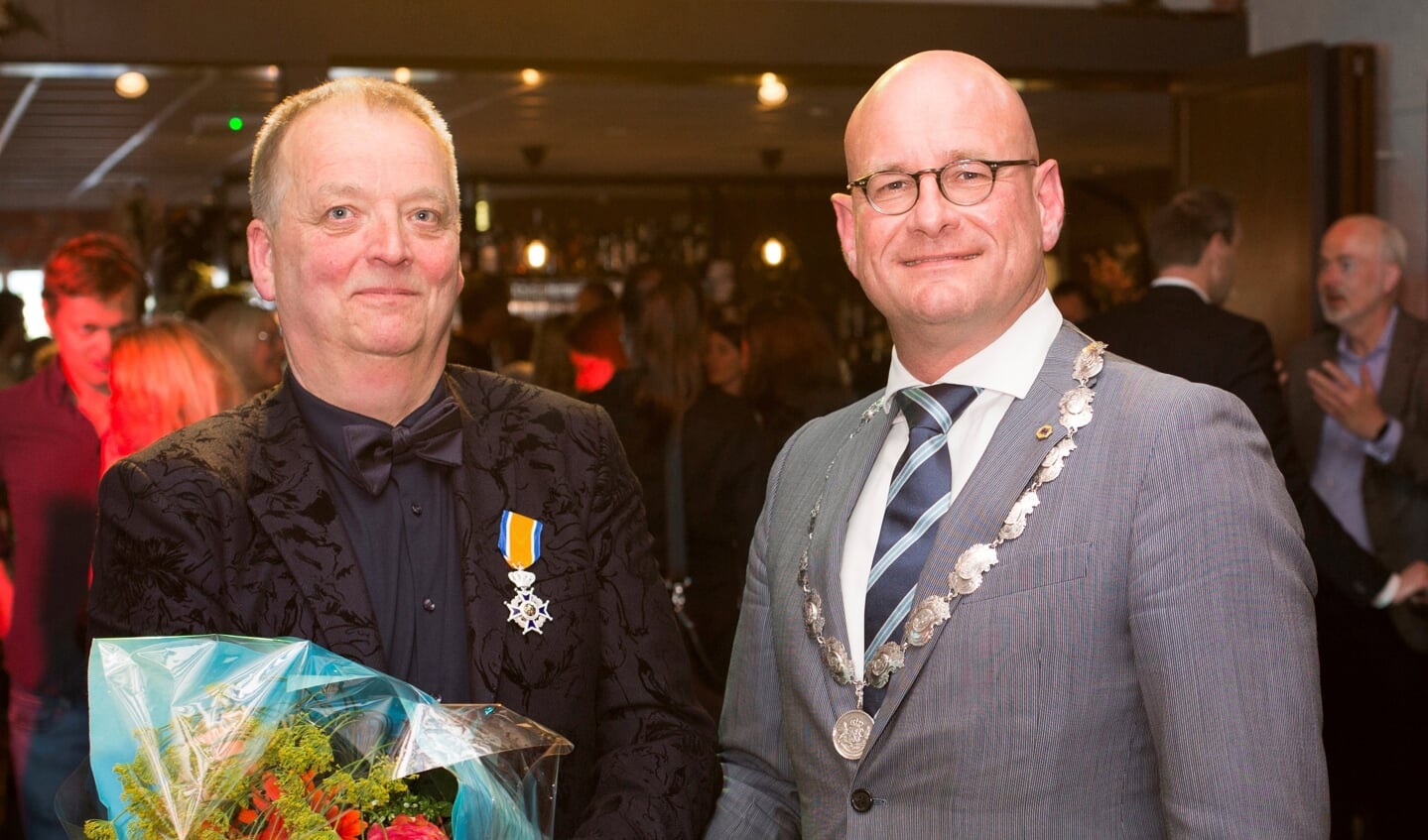 Burgemeester Jan Nieuwenburg reikte 12 mei in Hoofddorp het lintje uit, op de feestelijke bijeenkomst rond de pensionering van Hans Vonk. 