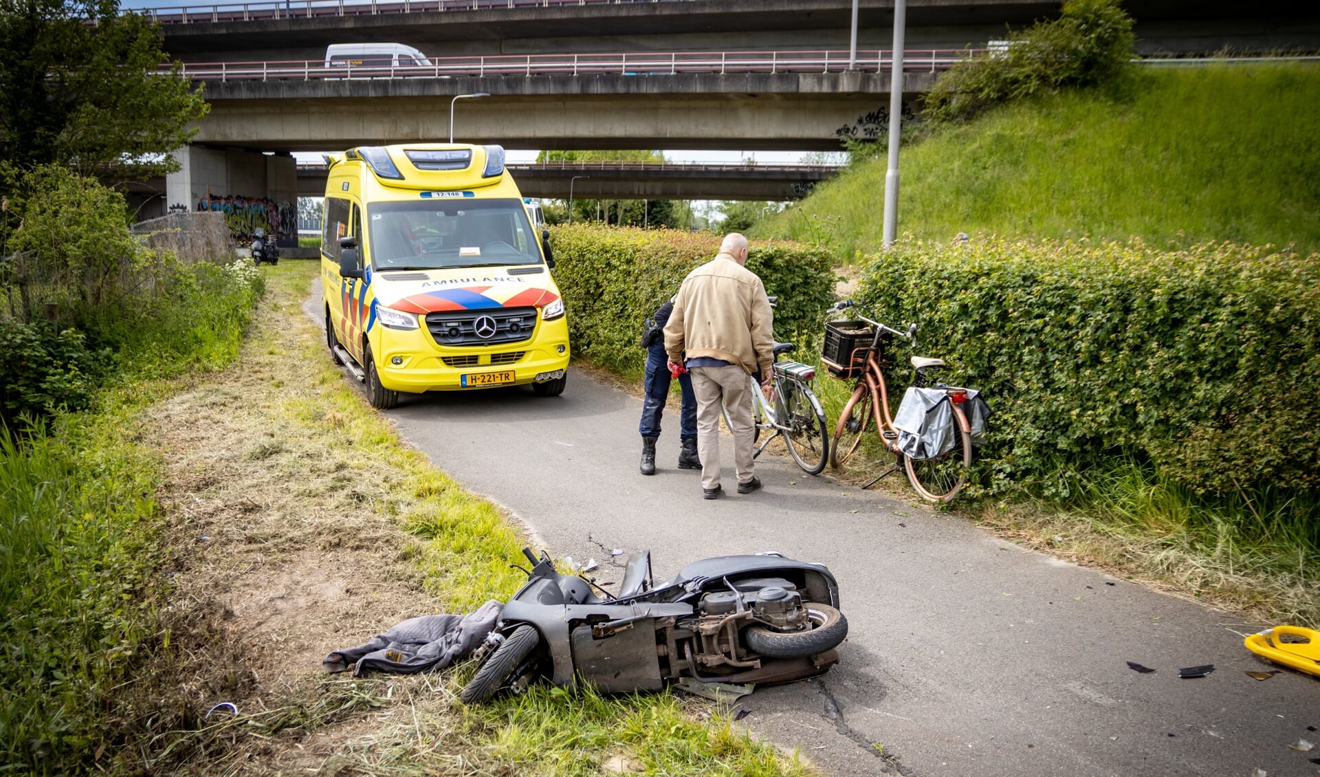 Het ongeval vond plaats op het fietspad aan de Haarlemmerstraatweg.