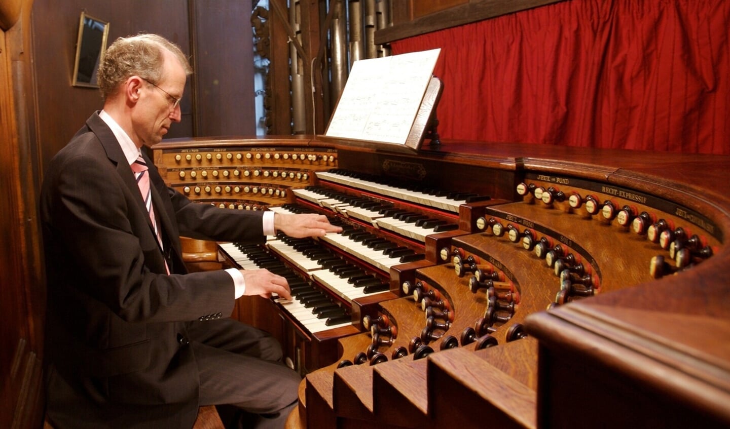 Peter Eilander speelt als concertorganist zowel in Nederland als in het buitenland.