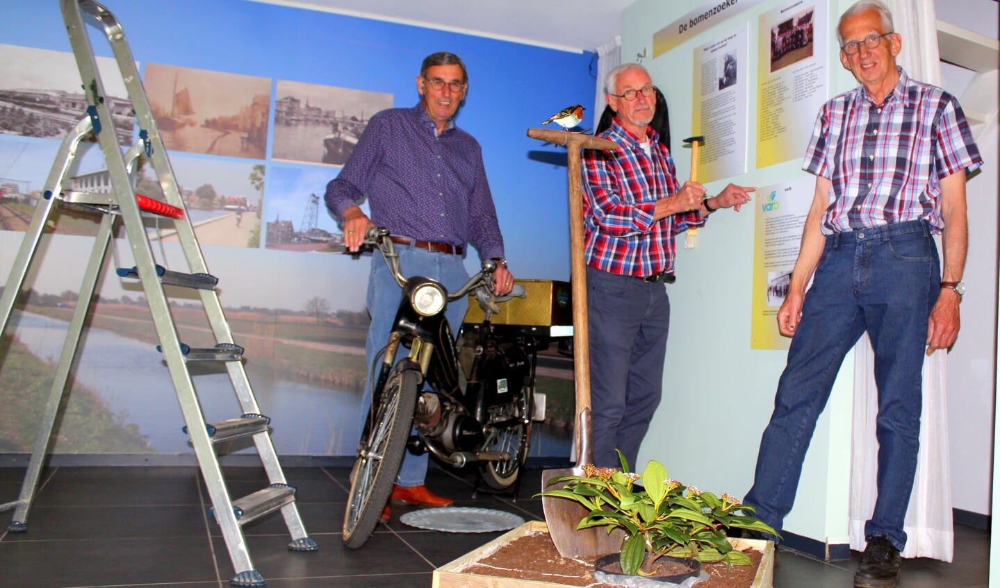 In het Boomkwekerijmuseum opent woensdag 11 mei een nieuwe expositie, die wordt voorbereid door Wim van der Werf (li) en Nico Rijnbeek (re). Ook vrijwilliger Hans van Til (midden) helpt mee.