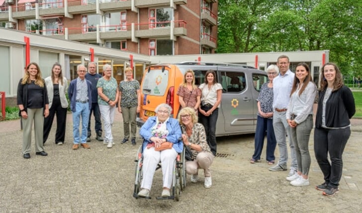 De Zonnebloemauto wachtte een feestelijk onthaal bij Drieën-Huysen Noord, onder andere door medewerkers van Zonnehuisgroep, vrijwilligers en medewerkers van de Zonnebloem en deelnemer mevrouw Witzenburg als stralend middelpunt.