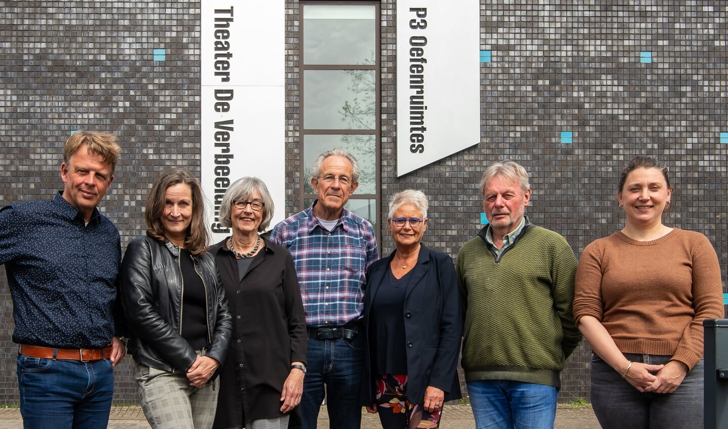 Het bestuur, v.l.n.r.: Tim de Boer, Ilja Frie, Olga Smalhout, Hans Hennes, Marianne Holdorp, Cor Stam, Emmalot Morel. Wouter van Waardt ontbreekt op de foto.