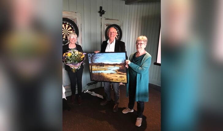 Cor Koning krijgt bij zijn afscheid een prachtig schilderij van het Zwanenwater.