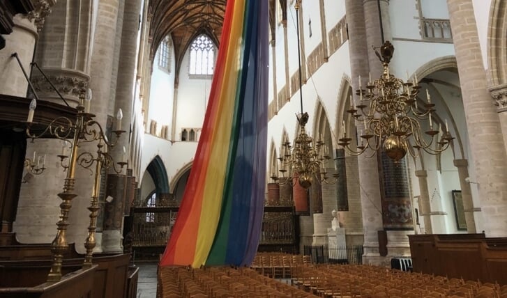 De regenboogvlag in de Grote of St.-Bavokerk