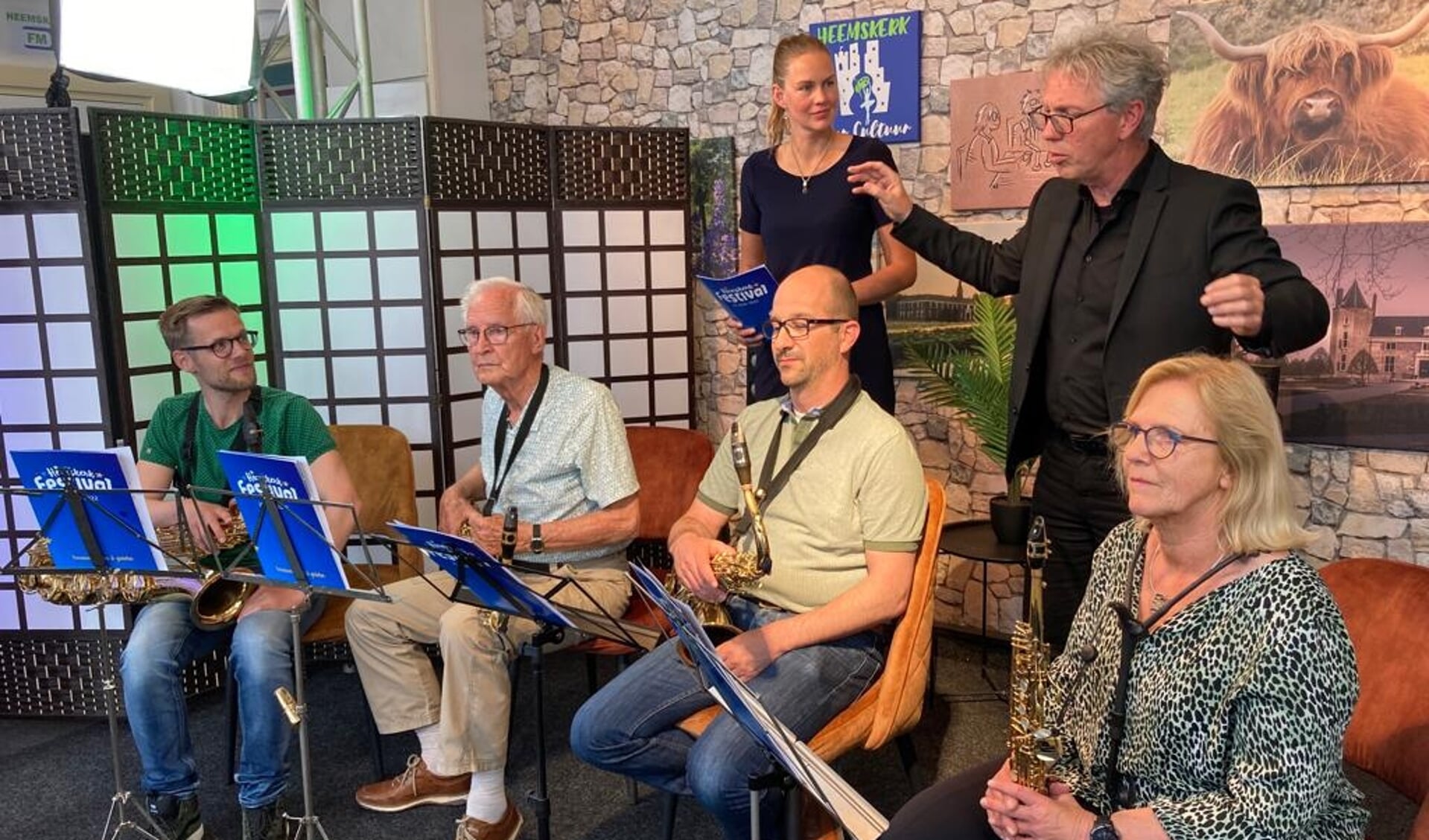Heemskerk Puur Cultuur presentatoren Annabel Thomas en Mark van der Jagt met het saxofoonkwartet van St. Caecilia.