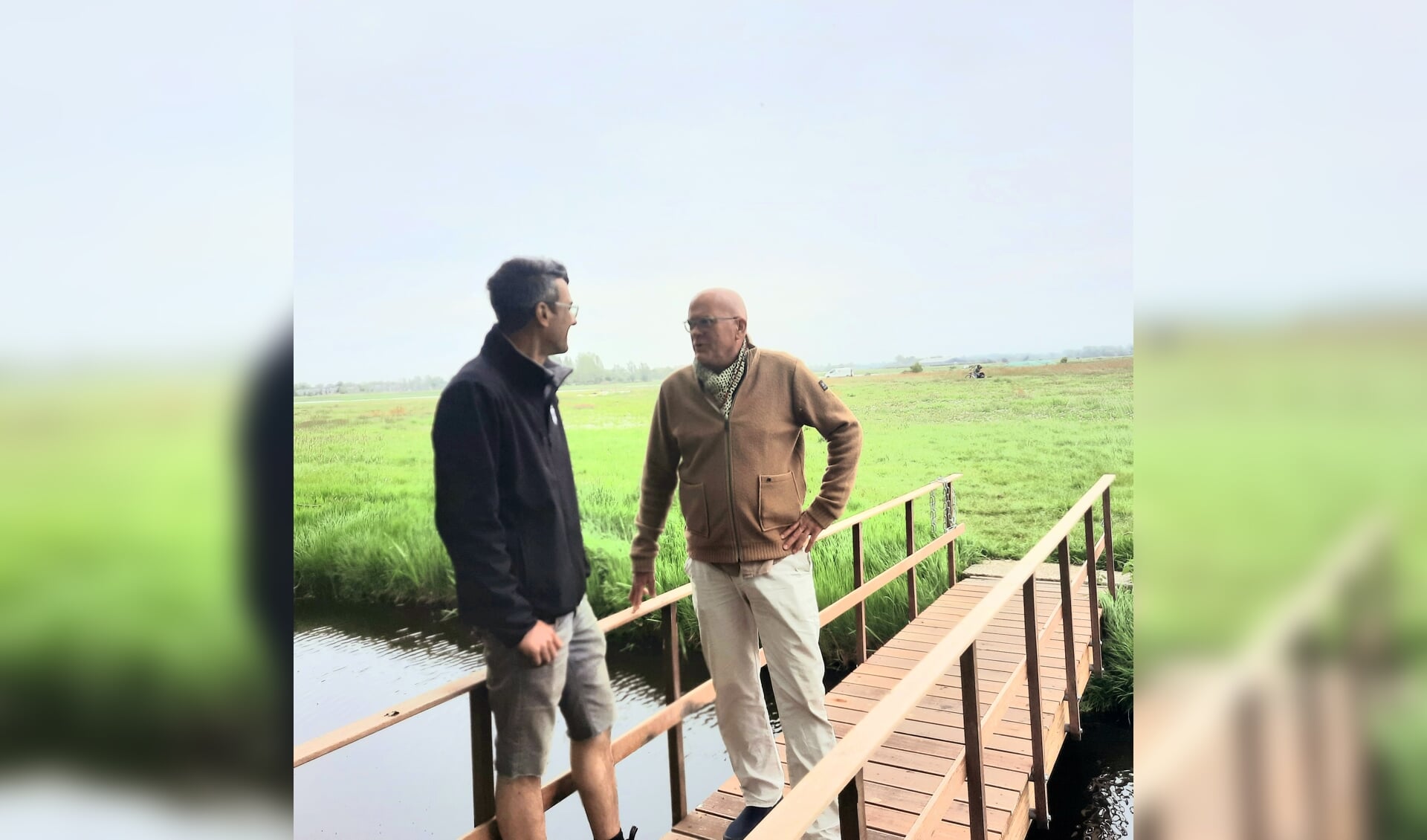 Maarten en boer Reinout op het zelfgemaakte bruggetje en land op de achtergrond