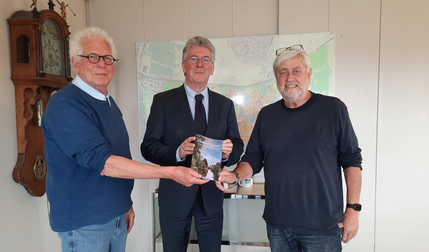 Burgemeester Edo Haan ontving van Bert de Reuver, links van hem en van Joop Luijendijk, rechts van hem, de brochure Nieuwe doorvaart, nieuwe kansen.