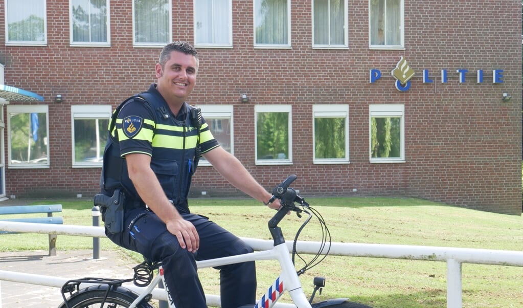Tino Smit, wijkagent in Havenkwartier, Te Werve, Welgelegen, Rembrandtkwartier en Bomenbuurt, maakt zijn rondes door Rijswijk het liefst op de fiets.