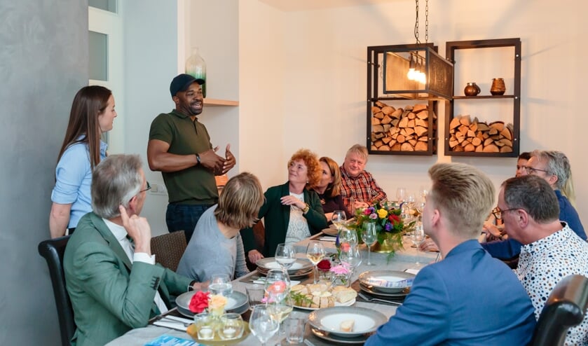 Passievol geeft Ramon Beuk tekst en uitleg over zijn manier van koken. Naast hem Stefanie van Rootselaar, die de topkok assisteerde en later aanschoof aan de dis.