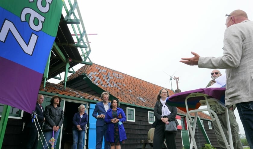 Tijdens de opening van ZaanPride in 2021 bij molen de Bonte Hen sprak Frankie Vos (deels zichtbaar rechts) de burgermeesters van Zaanstad en Wormerland toe.